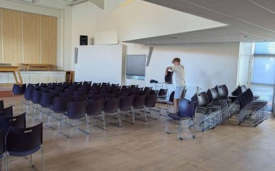 Gezocht: Versterking voor stoelen klaarzetten